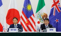 Bộ trưởng Công Thương Trần Tuấn Anh và Bộ trưởng ái thiết kinh tế Nhật Bản Toshimitsu Motegi tại cuộc họp báo về TPP. Ảnh: Hồng Vĩnh 