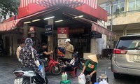 Cây xăng hết hàng bán, tiểu thương mang can ra bán trước cửa cây xăng ở phố Nguyễn Đình Chiểu (Hà Nội)