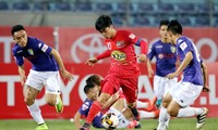 Công Phượng đi bóng trong vòng vây các cầu thủ CLB Hà Nội.