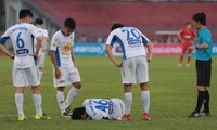 Tuấn Anh bị chấn thương ở trận đấu của HAGL với Hải Phòng vòng 2 V-League trên sân Lạch Tray.