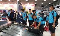 Đội tuyển Việt Nam lấy hành lý tại sân bay Suvarnabhumi, Bangkok. 