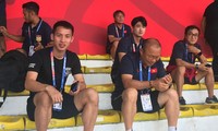 Trợ lý Lưu Danh Minh nhận nhiệm vụ quay hình trận đấu của U22 Thái Lan-U22 Indonesia để phục vụ nghiên cứu đối thủ.