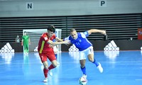 Một mình Ferrao ghi 4 bàn vào lưới đội tuyển futsal Việt Nam (ảnh Anh Tú)