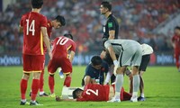 Lê Văn Xuân chấn thương nặng sau pha va chạm với cầu thủ U23 Malaysia (ảnh Trọng Tài)