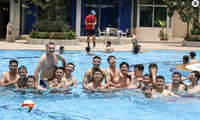 Giây phút bơi lội giải toả căng thẳng của thầy trò HLV Philippe Troussier (ảnh Anh Đoàn)