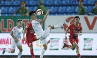 CAHN có bàn thắng sau tình huống để bóng chạm tay trong vòng cấm của hậu vệ Nam Định, qua đó giành trọn 3 điểm.