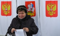 Cử tri Nga bỏ phiếu tại một điểm bầu cử ở ngoại ô Moskva ngày 17/3. (Nguồn: AFP/TTXVN)