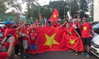 CĐV Việt Nam tới sân Patriot, hứng khởi tiếp lửa Olympic Việt Nam