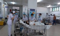 Các bác sĩ bệnh viện Đa khoa Đà Nẵng cấp cứu cho nạn nhân vụ tai nạn giao thông ở đèo Hải Vân. 