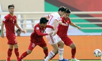 Đức Huy (15) trong một tình huống tranh chấp bóng với cầu thủ Iran. Ảnh: Vnexpress