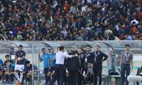 VIDEO: HLV Park Hang Seo lời qua tiếng lại với trợ lý tuyển Thái