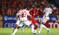 Tiến Linh trong vòng vây các hậu vệ UAE. Ảnh: Linh Hoàng