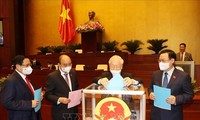 Tổng Bí thư Nguyễn Phú Trọng Quốc hội cùng các đồng chí lãnh đạo Đảng, Nhà nước bỏ phiếu phê chuẩn việc bổ nhiệm Phó Thủ tướng, Bộ trưởng và thành viên khác của Chính phủ bằng hình thức bỏ phiếu kín. Ảnh: TTXVN