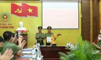 Đại tá Nguyễn Tiến Nam trao quyết định và chúc mừng Đại tá Lê Văn Hóa. Ảnh VGP. 