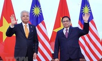 Thủ tướng Phạm Minh Chính và Thủ tướng Malaysia trong lễ đón chính thức vào sáng 21/3. (Ảnh: Đoàn Bắc)