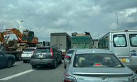 Tai nạn trên cầu Thanh Trì, giao thông ùn tắc kéo dài nhiều km
