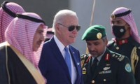 Tổng thống Mỹ Joe Biden bước ra sân bay sau khi kết thúc hội nghị thượng đỉnh Ả-râp ngày 16/7. (Ảnh: Reuters)