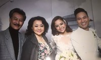 Vợ chồng ca sĩ Hương Lan mừng đám cưới của vợ chồng Đình Bảo. Ảnh: Facebook