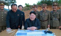 Ông Kim Jong-un vui vẻ trong buổi thử nghiệm tên lửa Hwasong-12 với Ri Pyong-chol (thứ 2 bên trái), Kim Jong-sik (giữa) và Jang Chang-ha (thứ 2 bên phải). Ảnh: KCNA