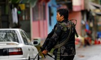 Binh sĩ Philippines đứng gác trên đường phố Marawi hôm 27/5. Ảnh: Reuters.