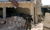 Một tay súng phe nổi dậy ở thành phố miền nam Deraa, Syria. Ảnh: Reuters