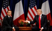 Tổng thống Pháp Emmanuel Macron (trái) trong lần gặp với người đồng cấp Mỹ Donald Trump. Ảnh: Reuters