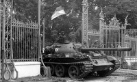 Xe tăng quân giải phóng tiến vào dinh Độc Lập trưa 30/4/1975. Ảnh tư liệu