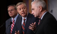Các thượng nghị sỹ Lindsey Graham, Robert Menendez, và Jack lên tiếng chống quyết định của Donald Trump triệt thoái quân Mỹ khỏi Syria. Ảnh: Win McNamee/Getty Images 