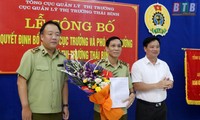 Phó Viện trưởng VKSNDTC Nguyễn Huy Tiến trao quyết định và chúc mừng đồng chí Nguyễn Xuân Hòa