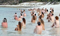 Hàng chục người khoả thân chụp ảnh trên bãi biển