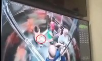 Người đàn ông giơ chân chạm vào vùng kín bé trai trong thang máy. Ảnh cắt từ video