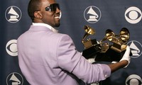 Kanye West đăng video tiểu tiện vào cúp vàng Grammy gây sốc