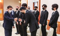 Khoảnh khắc BTS cụng tay Tổng thống Hàn Quốc gây ‘bão’ mạng