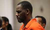 R. Kelly tại phiên tòa xét xử lạm dụng tình dục.