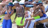 Hailey khoe dáng nuột nà với bikini, âu yếm Justin Bieber trên bãi biển 