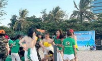 Bản tin 8H: Xôn xao clip nhóm nữ du khách &apos;cởi đồ&apos; trên bãi biển Cửa Lò