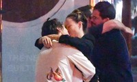 Vợ cũ Hoàng tử Italy ôm hôn Harry Styles trên phố