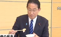 Phim hoạt hình tiên đoán Thủ tướng Nhật Bản ăn cá ở vùng xả nước nhiễm xạ