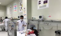 Bệnh nhi cấp cứu tại BV Nhi T.Ư. Ảnh" Thái Hà