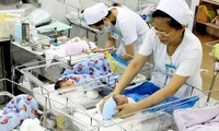 Phụ nữ sinh đủ hai con trước 35 tuổi ở 21 tỉnh, thành sẽ được thưởng 