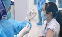 Tiêm vắc xin cho nhân viên y tế Ảnh: Như Ý