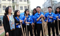 Thầy cô giáo và sinh viên Học viện Nông nghiệp góp sức trồng cây