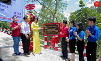 Khánh thành cầu “Giải Phóng” tại Hậu Giang do trường ĐH Văn Lang trao tặng.