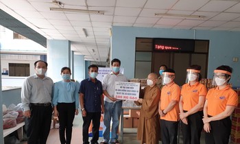 Cứu trợ hơn 300 sinh viên F2 đang cách ly tại KTX Bách khoa