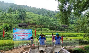 Giúp dân xây dựng nông thôn mới -Ảnh: PV