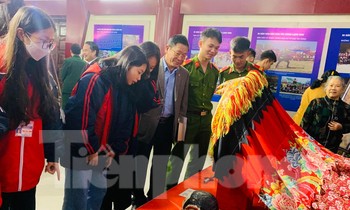Hứng thú với các hiện vật tiêu biểu của người Tày, Nùng xứ Lạng -Ảnh: Duy Chiến