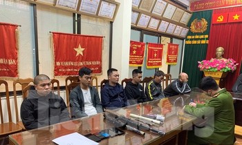 Bốn đối tượng tham gia cá độ bóng đá tại cơ quan công an (ảnh công an cung cấp)