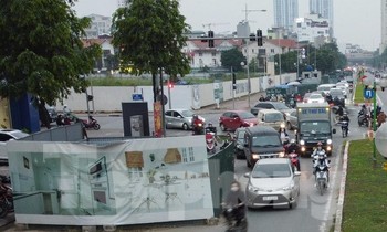 Bị thu hồi giấy phép, vì sao chưa dỡ bỏ rào thi công trên đường Vũ Trọng Khánh?