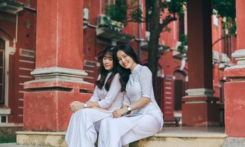 Vẻ đẹp mơ màng của nữ sinh Huế giữa mùa hoa điệp anh đào