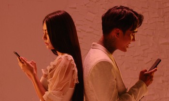Phim “Tiệc trăng máu” tung MV nhạc phim cũng phơi bày những giả dối sau chiếc điện thoại